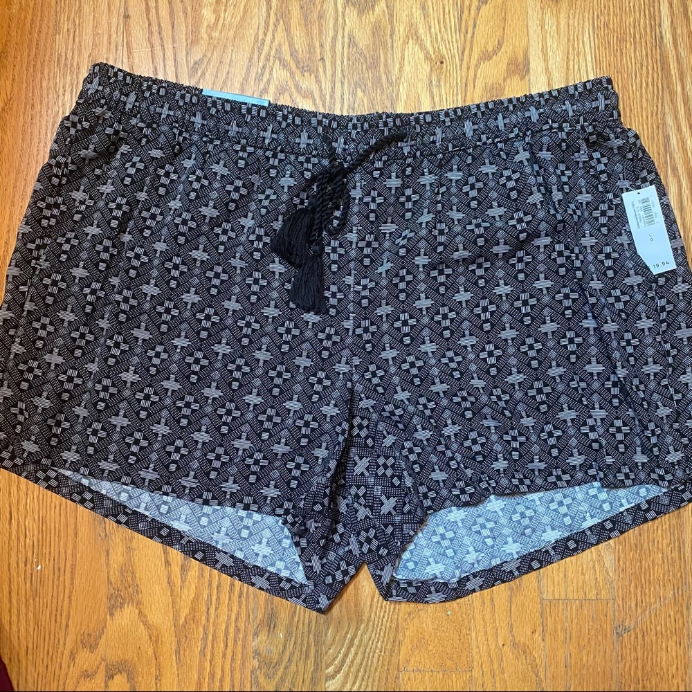 NWT. Women’s patterned shorts